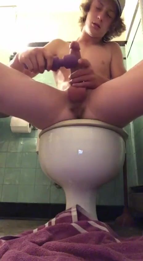 Beau gosse excité jusqu'à l'explosion de foutre