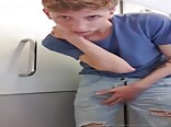 飛行機のトイレでの男の子ポルノ：これはどれほどホットか