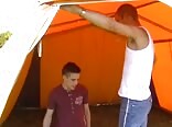 Ados du camping chevauchent papa muscle sans capote