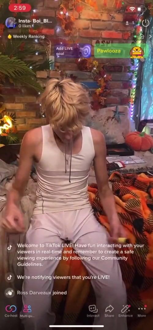Muskel-twink-daddy bareback schwanz wird auf tiktok gebannt