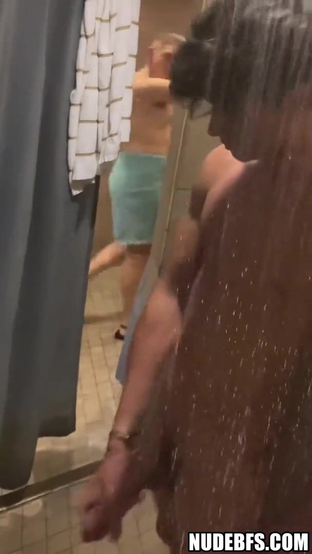 Beau mec musclé pris en train de se branler une grosse bite à la sa...