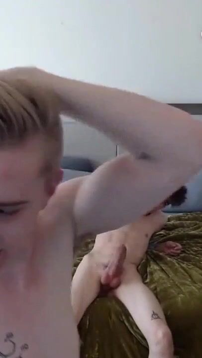 Riesiger schwanz bumst boys in hartem sex