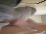 Jungen reiben sich am kissen