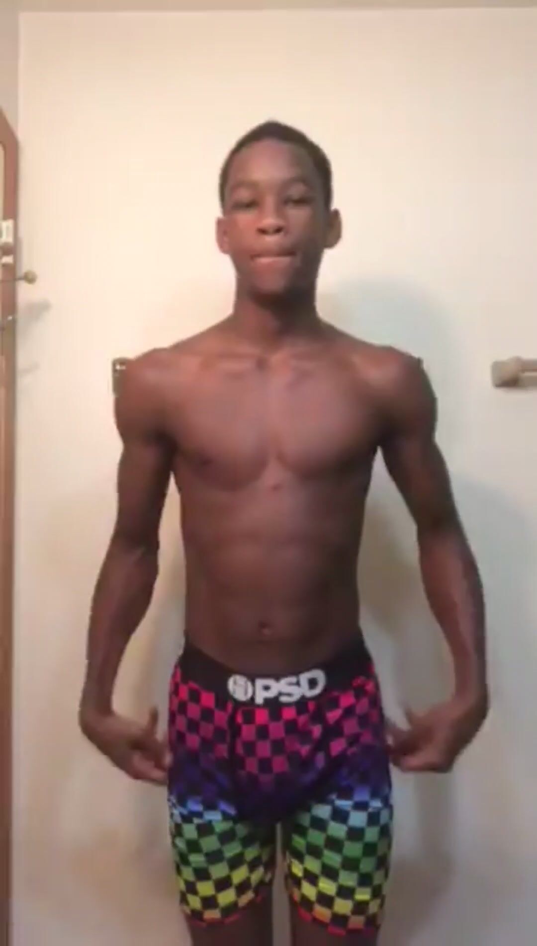 Garoto negro musculoso tira a roupa de cueca colorida, pica enorme ...