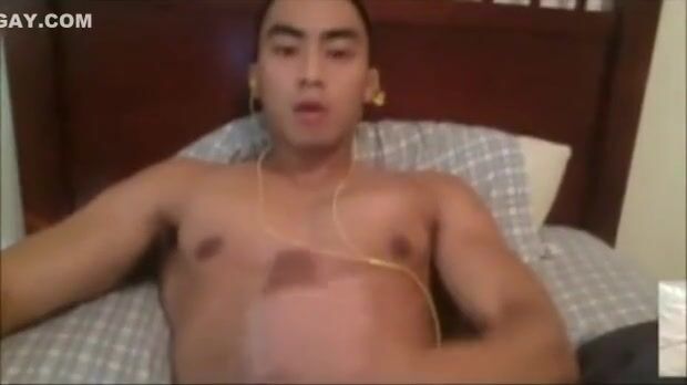 Chino musculoso se pajea y se corre