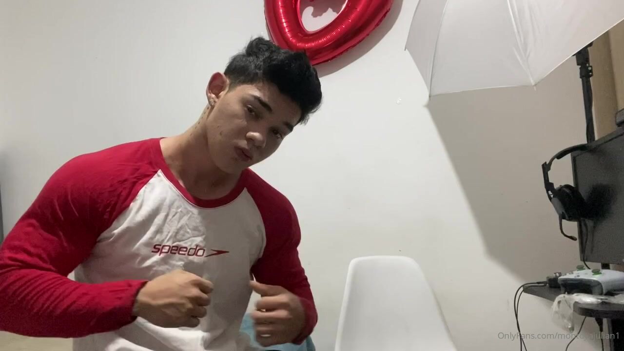 Adolescente musculoso se masturba para porno de jovencitos