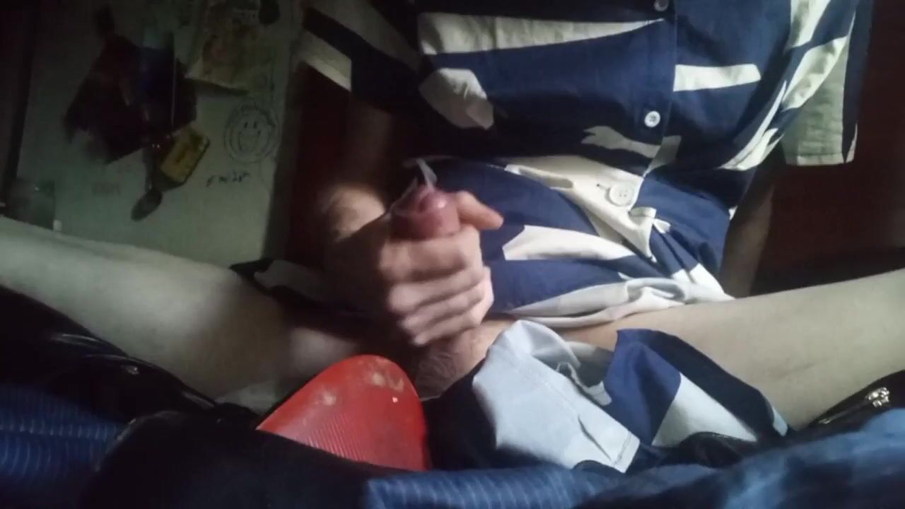 Twink liso sem cortar bate uma punheta no pau grande