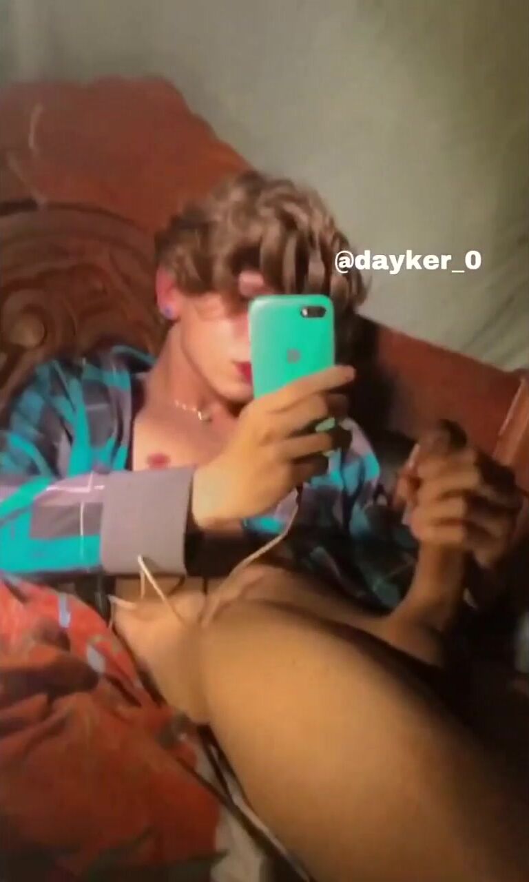 La polla sudada de dayker se la trabajan