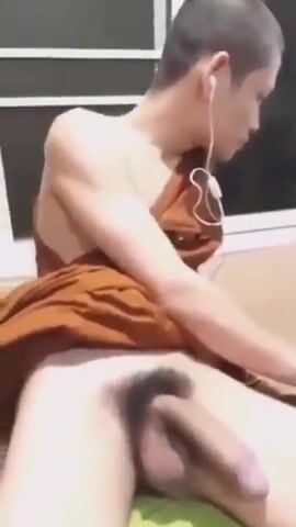 Thailändischer novize lässt es heraus, um sich an einem heißen somm...