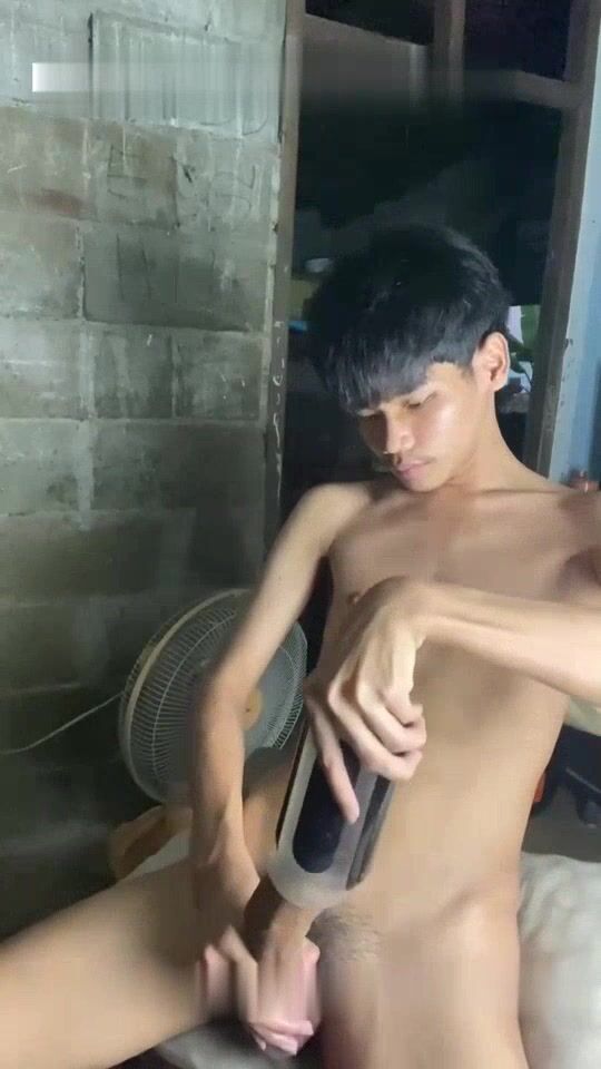 Thai twink strokes his hung cock with fleshlight