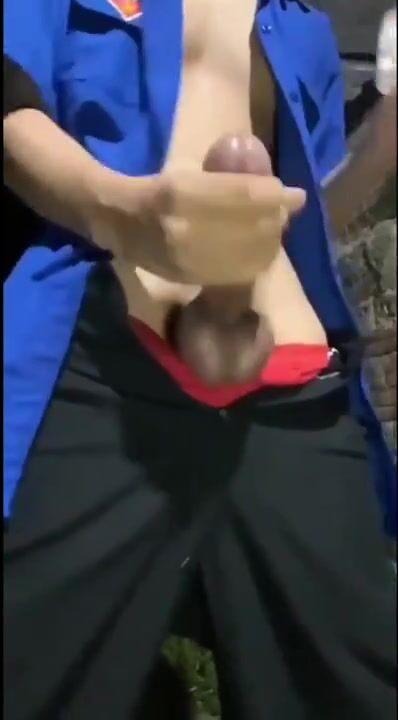 يستمني يبول بالخارج