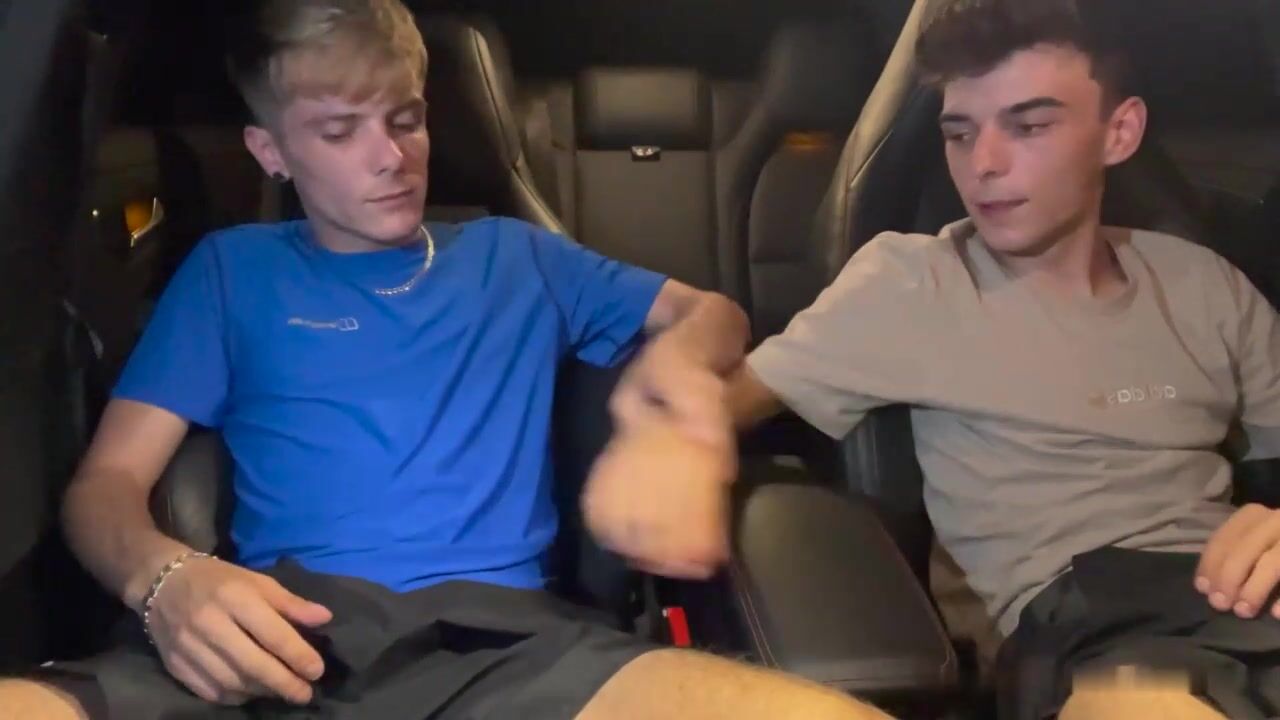Follada en coche con jovencitos dotados