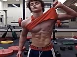 Musculoso se flexiona duro