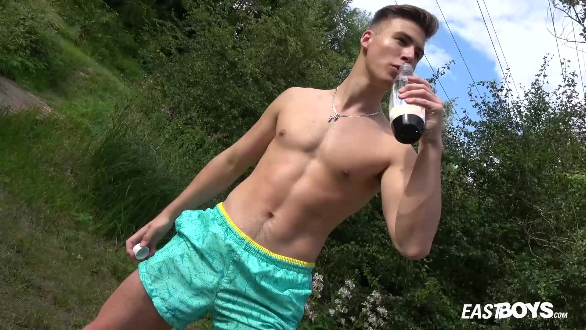 肌肉猛男打飞巨大肉棒