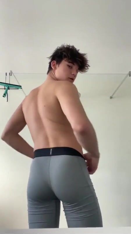 Muskulöse twinks zeigen sich