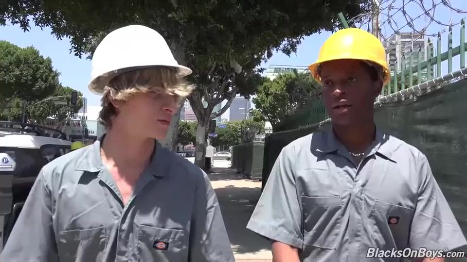 Adolescente monta a papá musculoso a pelo para salvar su trabajo