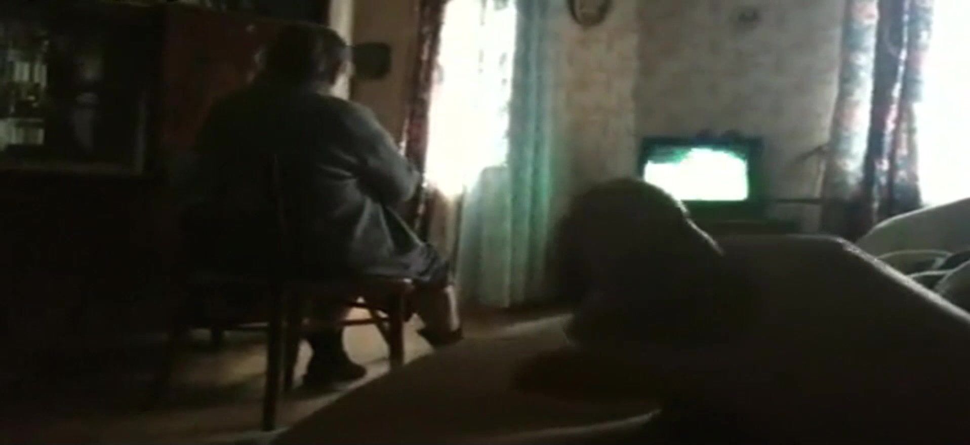 Tengo la gripe y la abuela no para de cabalgar mi polla a pelo
