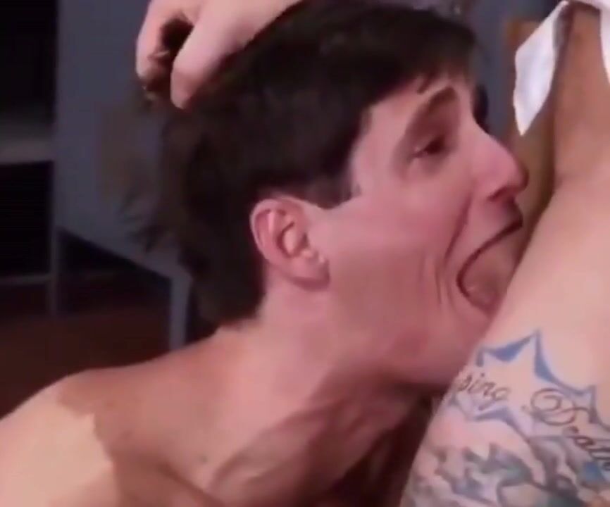 Twink engasgando em boquete profundo tapa de pica do papai