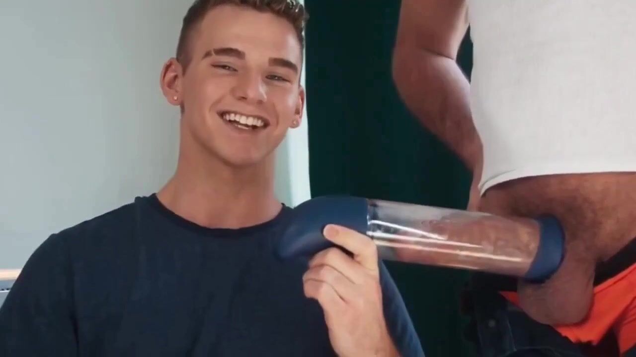 Twink betet daddys muskulösen schwanz ohne kondom an