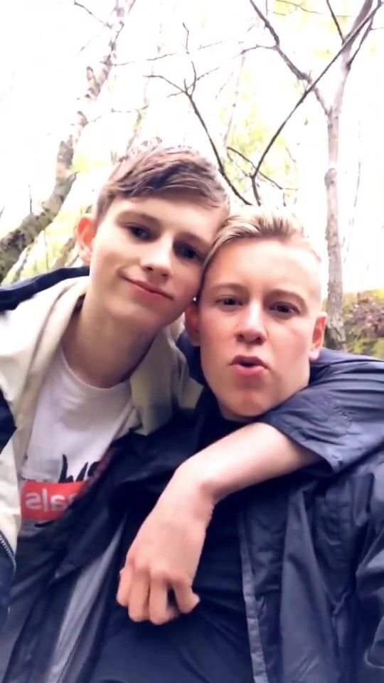 I'm jerking off to a friend in the park
