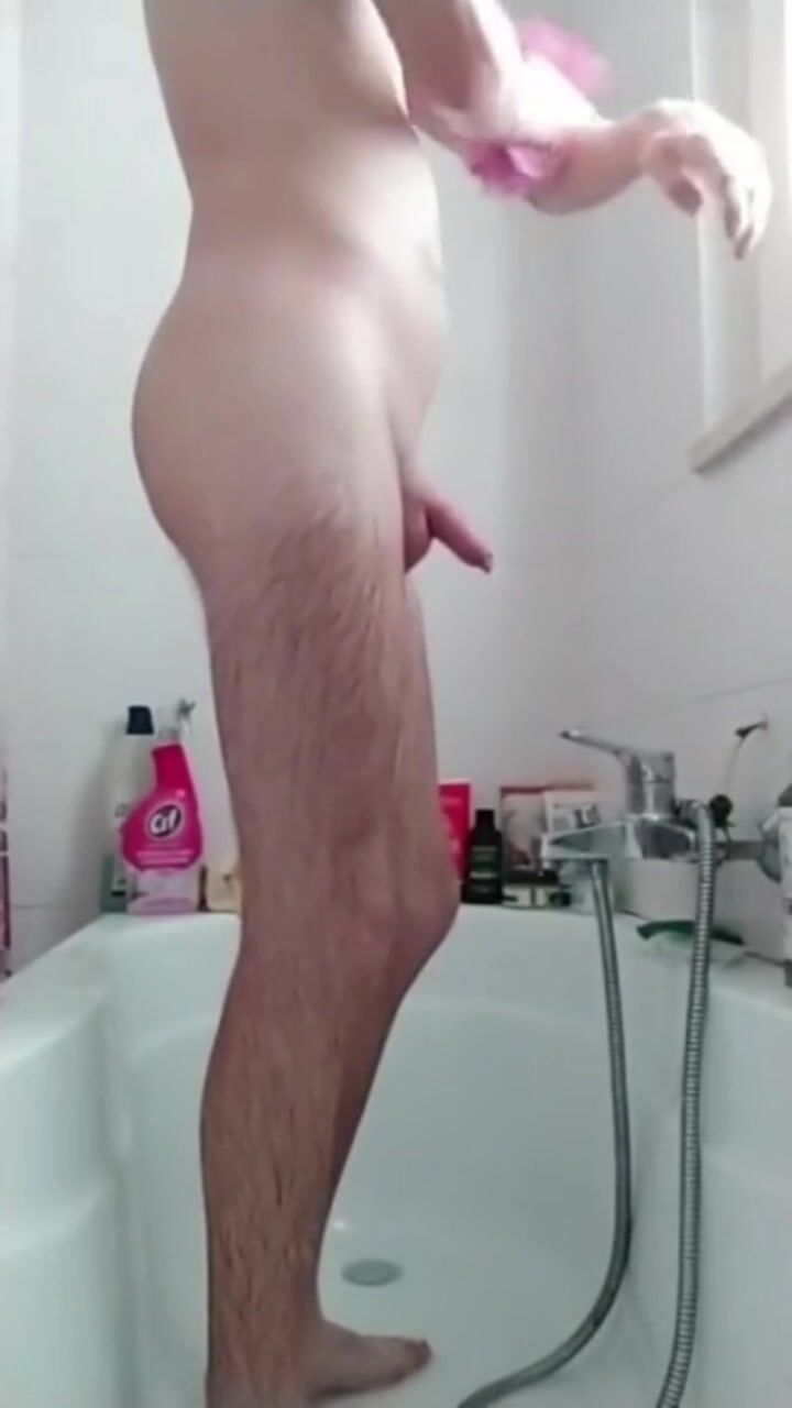 الشاب يركب الأب العضلي في الدش بدون واقي