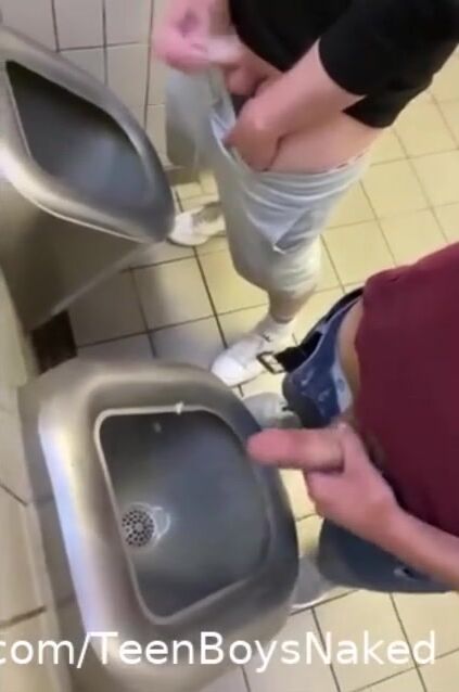 Brincadeira de mijo com um twink pervertido