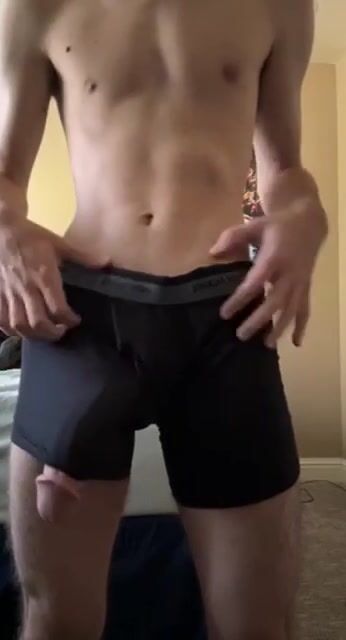 Colegial twink monta papai musculoso sem camisinha