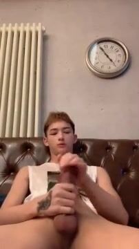 Jovencito monta la polla sin capa de papá