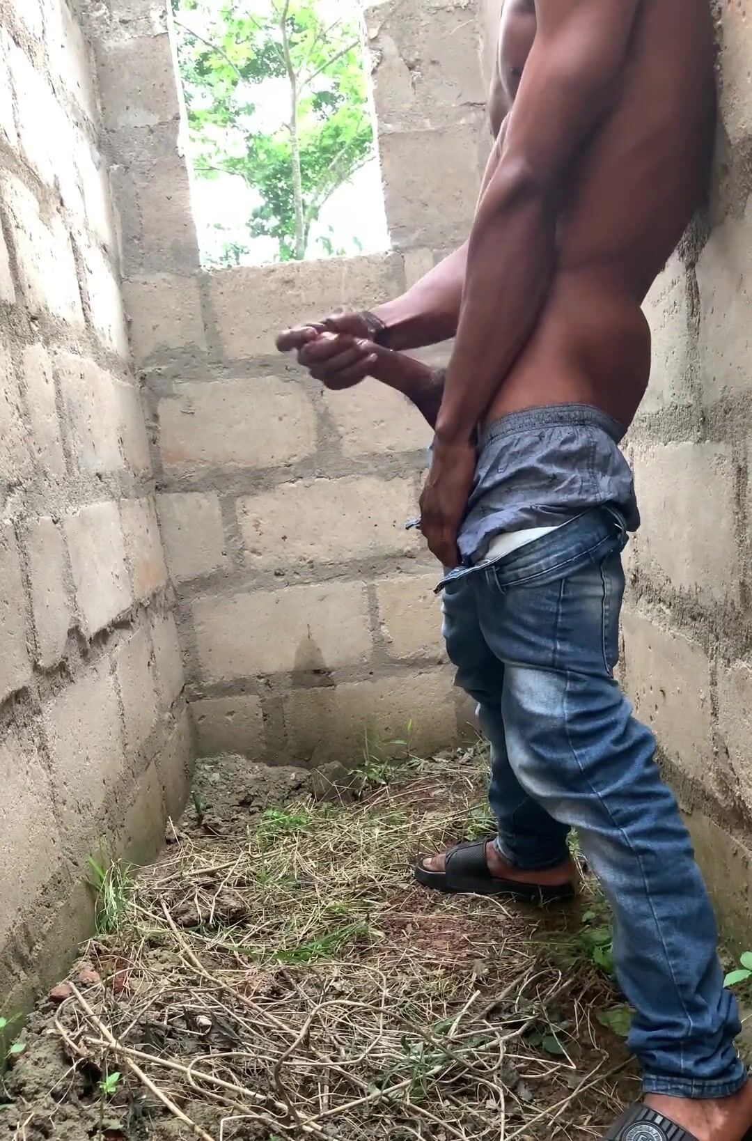 Papa poilu défonce minet sans capote