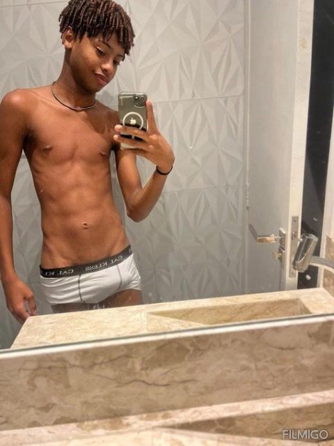 Igor le jeune ado doté caresse sa grosse queue