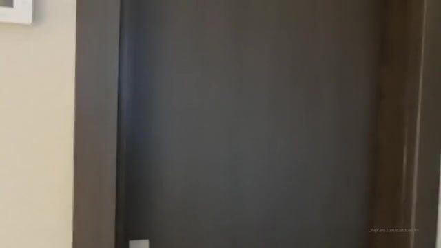 Twink im hotelzimmer bettelt daddys an, sein loch blank zu ficken