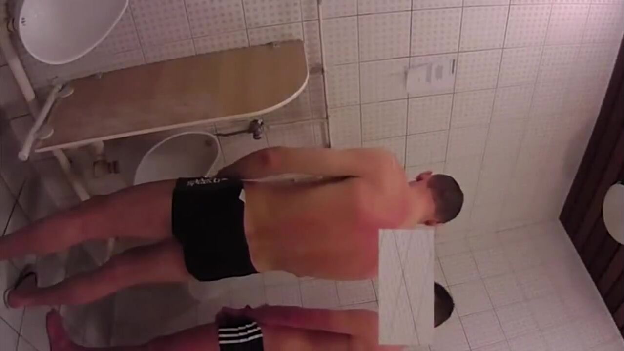 Acción de chico adolescente en la piscina del schwimmbad