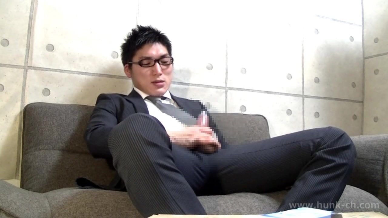 筋肉質な男たちがオフィスで激しくセックス