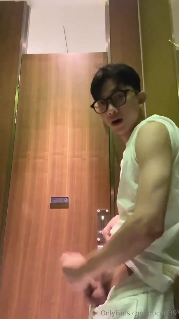 Soy tu siete, se masturba en el baño