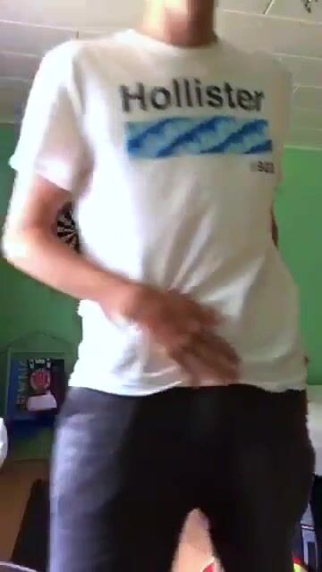رجل في سراويل داخلية زرقاء