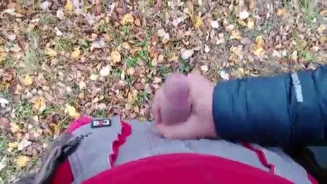 Chico suave se pajea afuera sin goma
