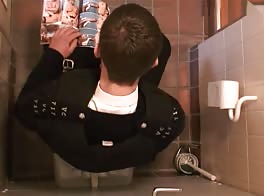 公衆トイレの少年がダディのチンポを受け入れる