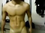 Muskel-daddy-twink ohne kondom in der italienischen umkleidekabine