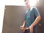 男子たちがショッピングモールの個室で忙しい