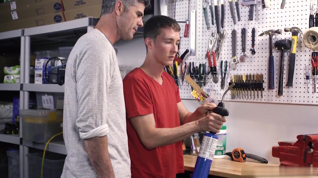 Workshop twink takes daddy muscle bareback cock