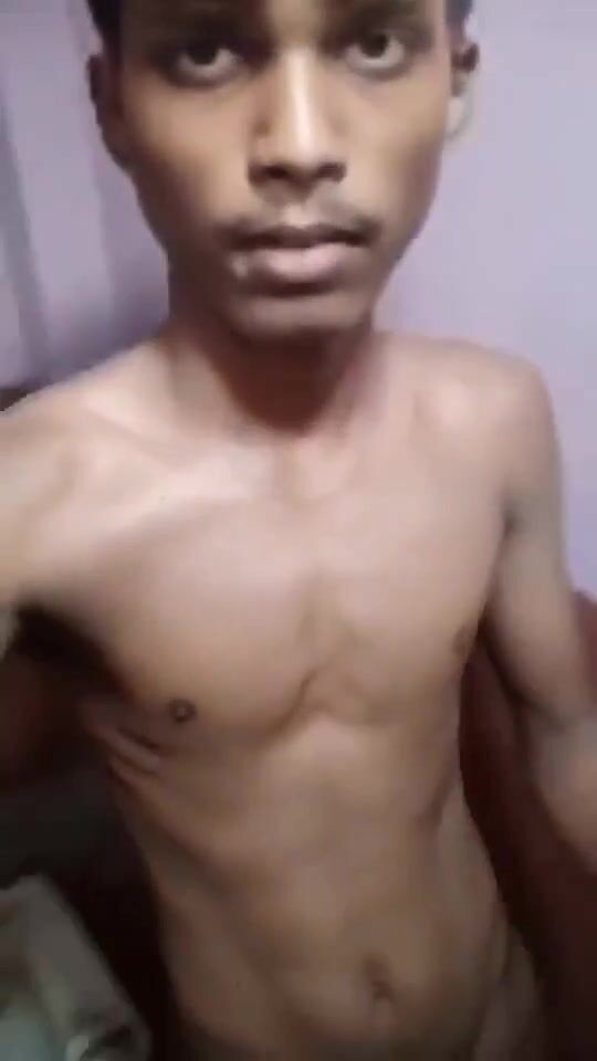 印度瘦男孩炫耀阴茎