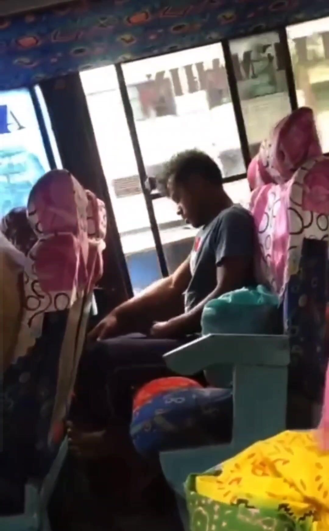 Hermano pervertido indio masturbándose y corriéndose en el autobús