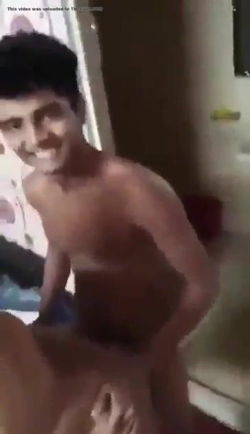 Adolescente indiano cavalga pau duro sem camisinha