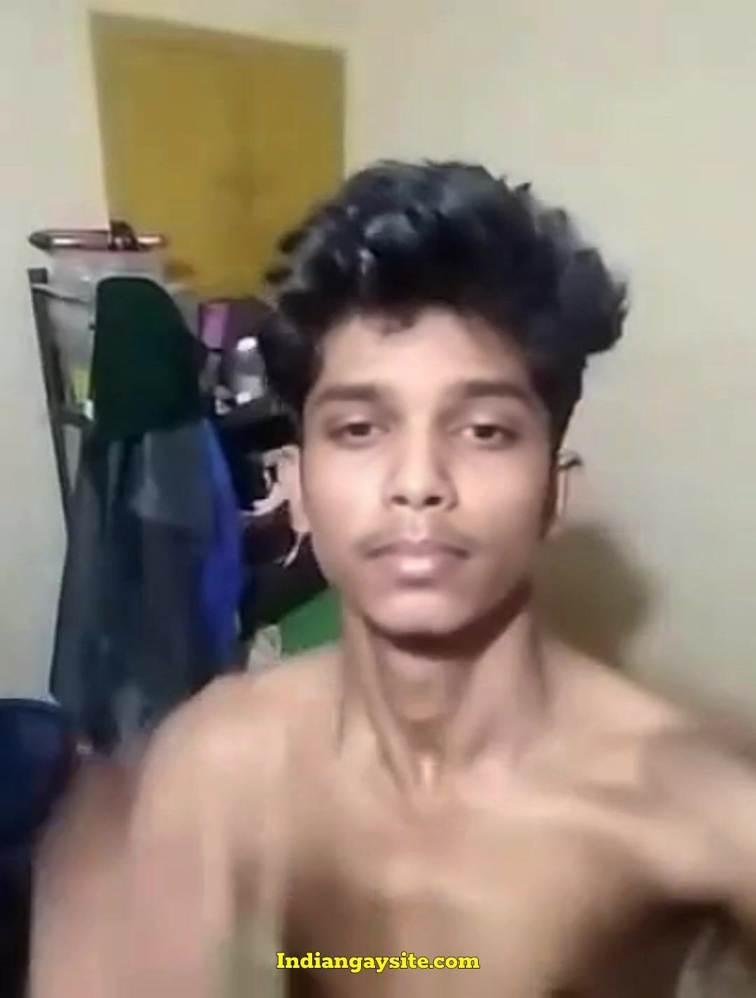 インドのティーンが興奮してペニスを撫でる