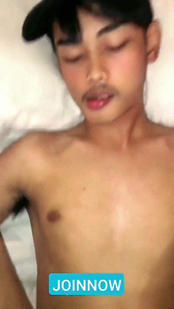 Raw indonesian twink takes it