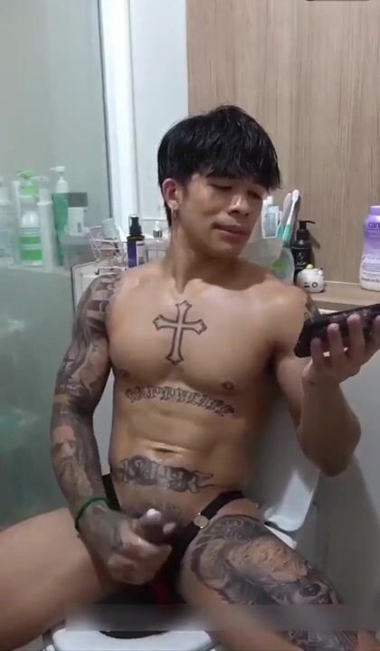Thai inked twink snaps selfie
