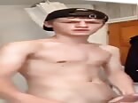 فتى ناعم يقذف بقوة مع وجه ساخن