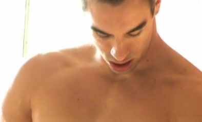 Daddy musclé baise sans capote ado bien membré