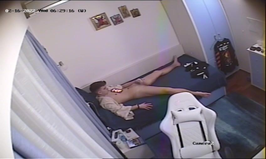 Twink ip acaricia su polla dura solo