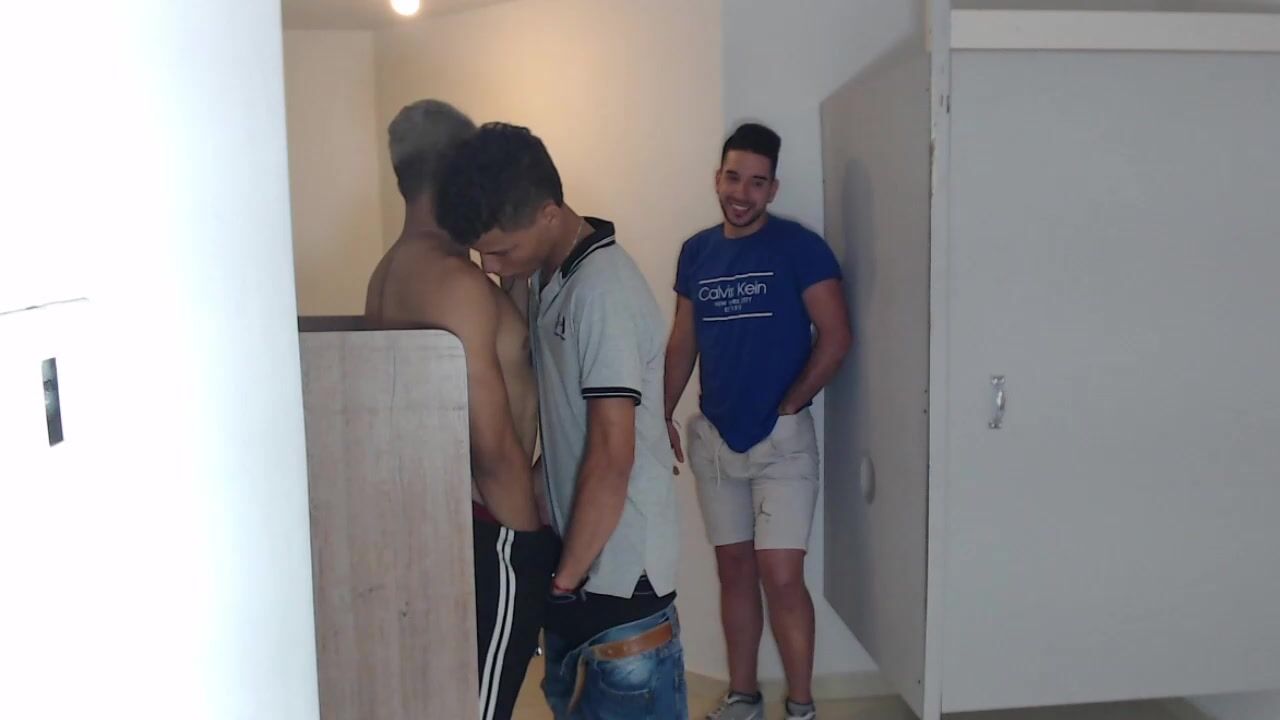 Web-orgie von wand zu wand: action mit vollem einsatz